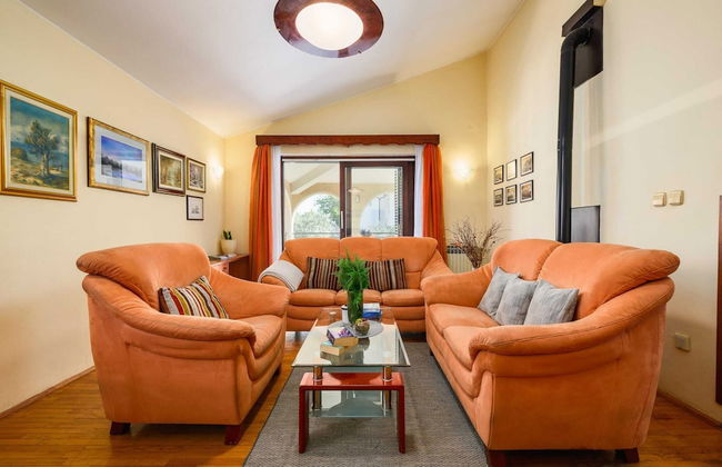 Spacious Apartment With Garden - Photo 12