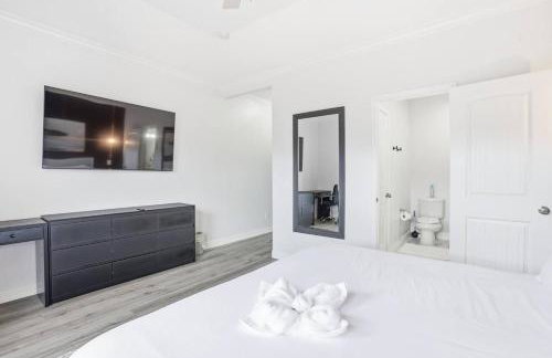 O18B Spacious 3BR Home Sleeps 10 With 2 Living Areas - Foto 28