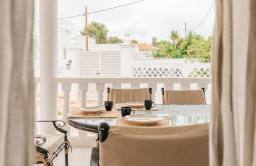 Spacious villa with private pool & garden for 4 - Photo 24