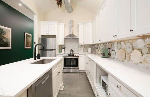 Quaint Cottage in DTown Lex, 15 mins to Horse Park - Photo 16