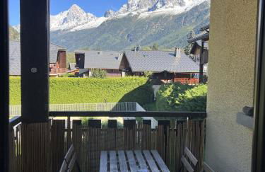 Modern 2BR Apt with Mountain Views & Private Parking - Foto 28