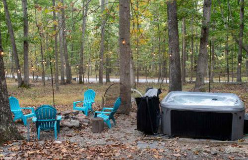 Dog-Friendly w Hot Tub, Fire Pit & River Access - Photo 2