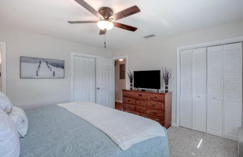 Beachside snowbird escape with fenced yard & washer/dryer - walk to beach access - Foto 20
