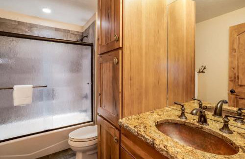 Ski and Ride Mountain Haus - Hot Tub, Fire Pit, Game Room & Deck - Foto 41