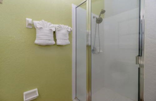 Serene 4-Bedroom Lakeview Retreat with South-Facing Pool & Sun-Drenched Outdoor Living - Foto 80