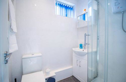 The Little Blue House by Sheppey Stays -Cosy 2BR Blue House - Near Docks with Parking - Foto 13