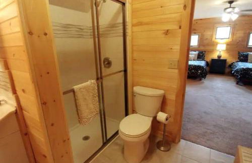 Water's Edge, Covered Porch, Deep Creek as your Backyard Haven, Hot Tub, Pool Table, Fire Pit, Close to Town & Entrance to National Park - Foto 66