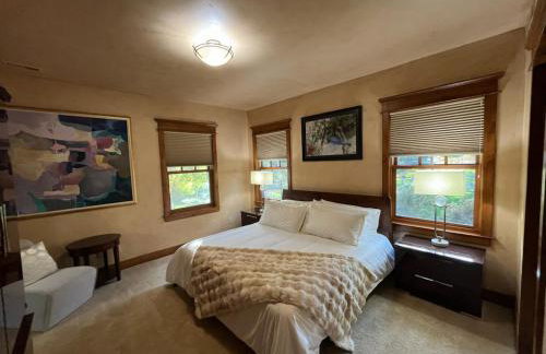 Luxe Artful Mountain Retreat with 4 King Suites, 8 Person Hot Tub and 3 Decks - Foto 59