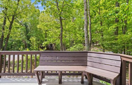 The Gingerbread House - 4 BR chalet, Sunroom, Deck, sleeps 10, modern amenities - Foto 13