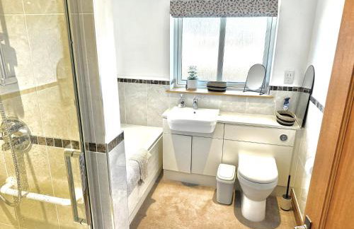 Golf View Spacious Bungalow 2 Bathrooms, Free Parking WiFi - Photo 11