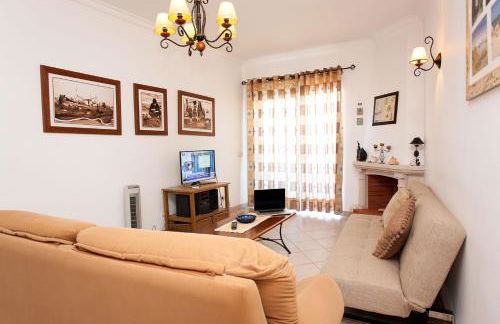 Os Apartamentos A Ramos na Praia da Galé Estão inserido em Condomínio com PISCINA, Fica apenas a 350 Metros da Praia da Galé - Apartamentos com Ar Condicionado tanto nos Quartos como na Sala, Smart TV com Prime Vídeo e Cozinha Completa - Foto 26