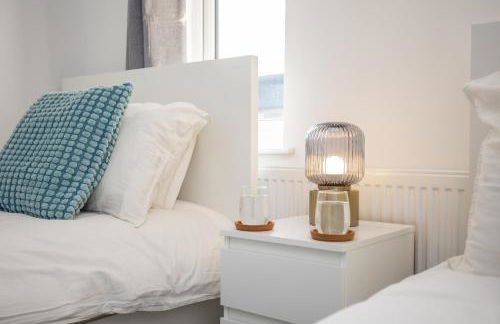 Doctors Lane- Modern 3 Bedroom Contractor Family House With Parking - Photo 31