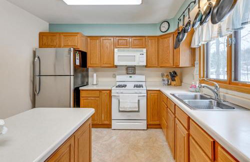 Lakefront Suring Home with Pool Table and Views! - Foto 15