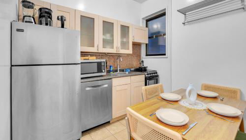 Inviting 2Bd Upper East Side Stay with Backyard - Foto 5, stove, dishwasher, pet friendly, toaster