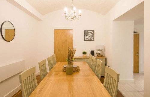 Liverpool Gem, Spacious 2BR Apt, Sleeps 8 - Photo 21