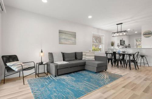 Relaxing 2BR Florida Home Close to Beach - Photo 37