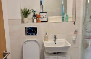 4 bed Townhouse with spectacular views 4 miles from Cardiff 10min drive or train journey to city centre - Photo 22