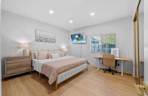 Entire Private Home with 4 Bedrooms 2 Bathrooms, Pool, View, 4 Parking, King Bed, Big Yard, Available Now - Foto 8