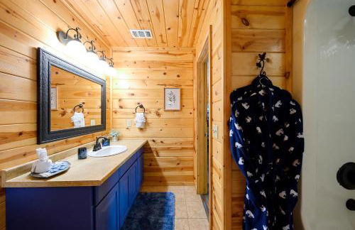 Hickory Bear - Cabin surrounded by pines, Sleeps 10, Hot Tub, Fire Pit, Arcade, Foosball Table & Deck Slide - Photo 42