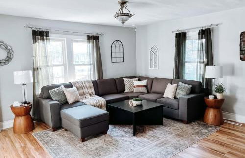 Large 4 Bedroom Home Close to Airport and IX Center - Foto 1