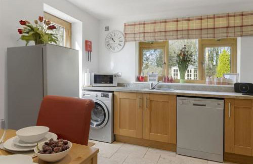 Stunning cottage with hot tub - Photo 11