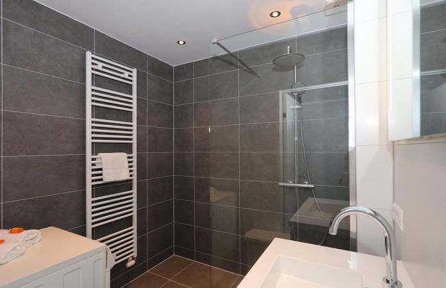 Spacious Holiday Home Near Forest - Photo 10