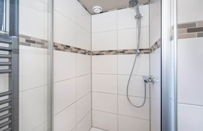 Chalet in Goedereede Near North Sea Beach - Photo 13