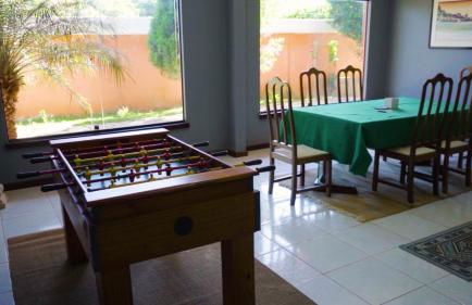 Belíssima Casa com extensa área externa - piscina, sauna, churrasqueira e campo de futebol - com 5 suítes e a 500 metros da Rua das Pedras - Foto 29