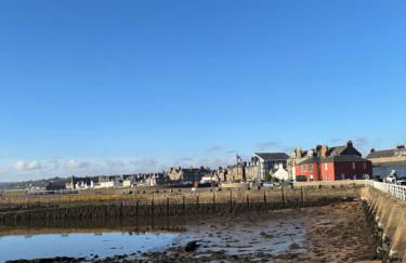 Taylor Close - Spacious Central Ferry Flat - Photo 7