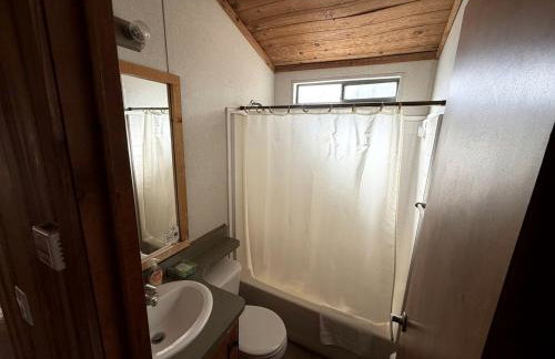 Cozy Mountain-Style Cabin with Scenic Sierra Nevada Views Near Lone Pine, California - Foto 8