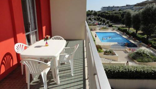 Apartment in a Residence With Pool - Photo 2