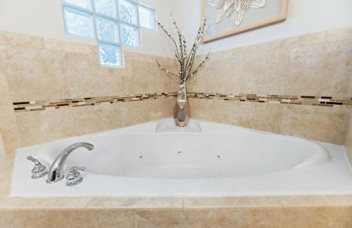 Ocean View Next to Pool and Amenities Corner Unit 3 Balconies OW20-201 - Foto 36