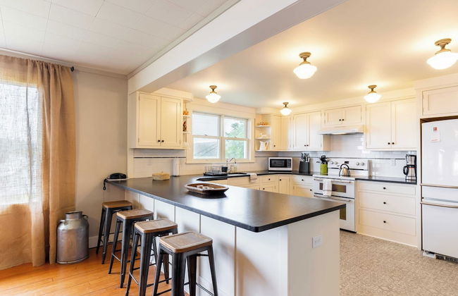 Private Beach Access + Water Views! Sleeps 18, Historic 6bdr Farmhouse w/ Deck - Foto 15