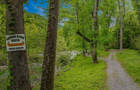 River Walk Cottage - Hot Tub - Pet Friendly - Swing - Screen Porch - River Access - Fire Pit - Wifi - Grill - Deck - King Bed - Foto 80