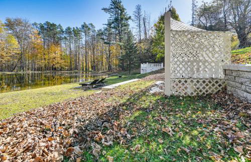 Ambient Manchester Village Abode with Deck and Pond! - Foto 29