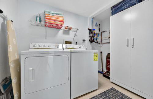 Renovated direct oceanfront condo with spacious balcony, heated pool, and garage parking - Foto 28