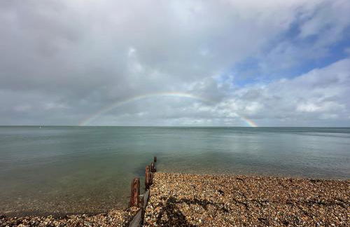 Bay escape beach apartment steps from the sea - Foto 8