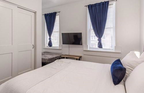 Ann Avenue Modern 3BR Home, Near Downtown with Free Parking - Photo 33