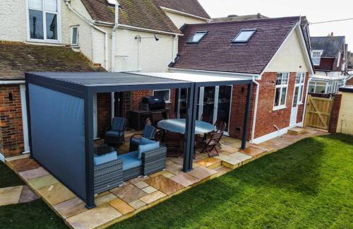 Beachside period family home. 5 BR spacious, comfortable. - Photo 14