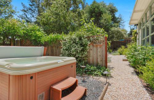 Serene Retreat with Hot Tub - Fire Pit - Deck - Foto 48