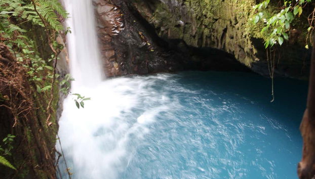 Piscinas naturais de tom turquesa
