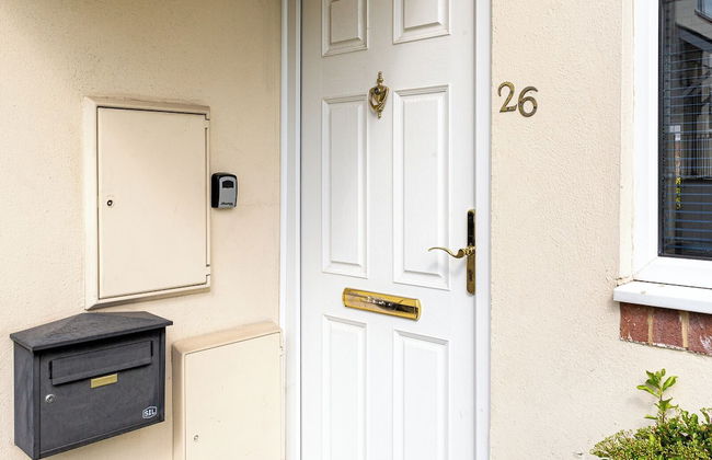 Central 2 Bed House w/ Garden and Free Parking! - Photo 99