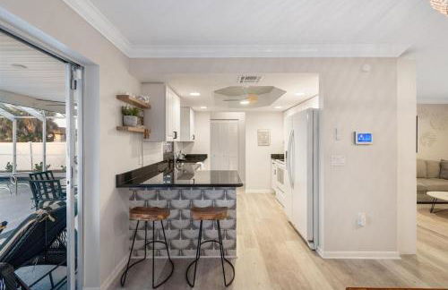 Stylish coastal retreat with Heated Saltwater pool - Foto 47