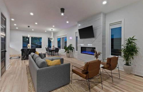 Luxurious 4bd home sleeps 12 minutes to downtown with parking - Foto 38