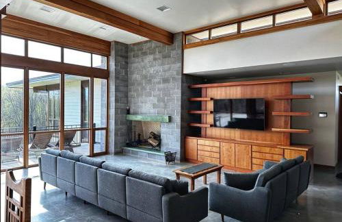 Stunning Mid-Cent Modern Retreat • Comfy Beds • Grove • Quiet Setting • Boat Parking - Foto 1