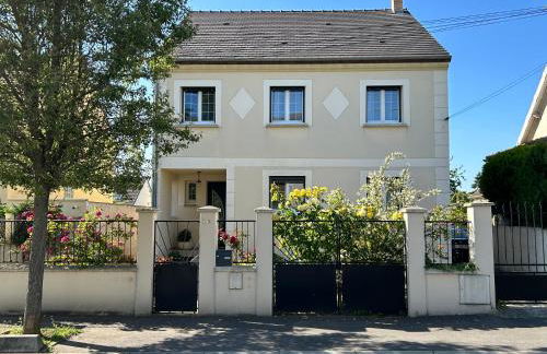 House with terrace près de l'Aéroport RoissyCDG - Tour Eiffel - Champs Elysée - Paris - Aéroville centre commercial - Parc Astérix - Disneyland Paris - Mer de sable - Châteaux de Chantilly et Ecouen - Parc des expositions Villepinte - Le Bourget - Foto 17