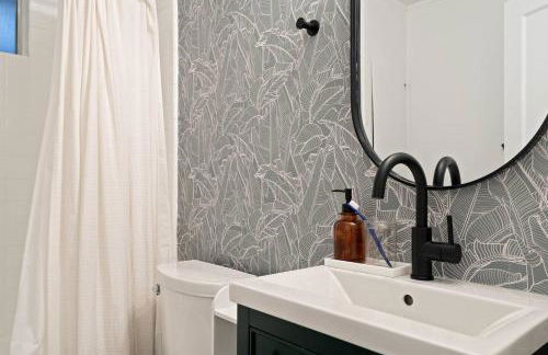 Luxe Treehouse Apt•Walk to Town•King Bed•Sleeps 4 - Foto 17