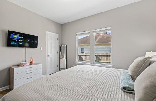 2BR Home with Fenced Backyard, Minutes to Uptown - Foto 23