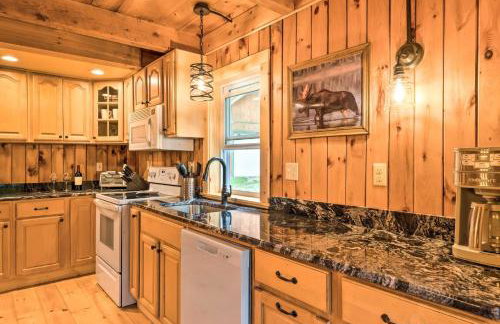 Secluded 2BR Cabin w Hot Tub, Pond, Trails, WiFi - Foto 15