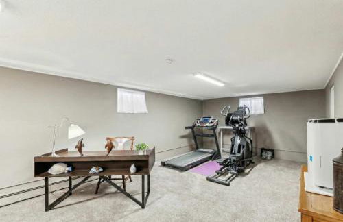 Cozy 3BR Home with BBQ Patio & Gym Near Downtown - Foto 10